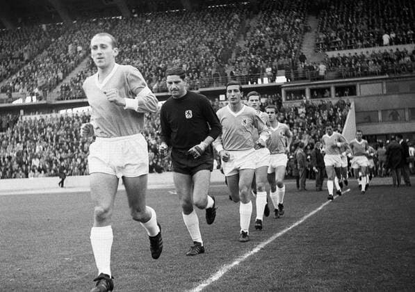 Einmarsch TSV 1860 München v.li.: Peter Grosser, Torwart Petar Radenkovic, Otto Luttrop, Hans Reich und Bernd Patzke Fußball 1. BL Herren Saison 1965 1966, Vneg, Vsw Gruppe Duisburg Fußball 1. BL Herren Saison 1965 1966, Vneg, Vsw Gruppe Duisburg