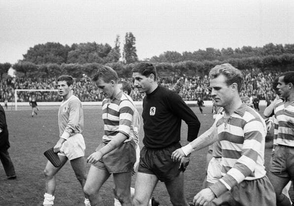 Rudolf Schmidt (re.), Günter Preuss (2.v.li., beide Duisburg), Hans Reich (li.) und Torwart Petar Radenkovic (beide 1860) - Abgang Fußball 1. BL Herren Saison 1965 1966, MSV Duisburg - TSV 1860 München 2:3, Vneg, Vsw Gruppe Wedaustadion Duisburg Fußball 1. BL Herren Saison 1965 1966, MSV Duisburg - TSV 1860 München 2:3, Vneg, Vsw Gruppe Wedaustadion Duisburg