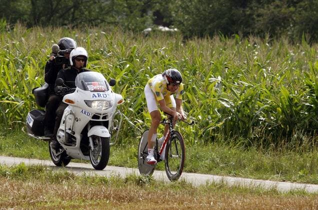 Jens Voigt (Deutschland CSC) fährt an einem Maisfeld vorbei und wird von einem Kameramotorrad verfolgt Radsport Herren Deutschland Tour 2006, Deutschlandtour, ProTour, Straßenradsport, Straße, Rad, Vdig Gruppe Bad Säckingen, Zeitfahren, Einzelzeitfahren Radsport Herren Deutschland Tour 2006, Deutschlandtour, ProTour, Straßenradsport, Straße, Rad, Vdig Gruppe Bad Säckingen, Zeitfahren, Einzelzeitfahren
