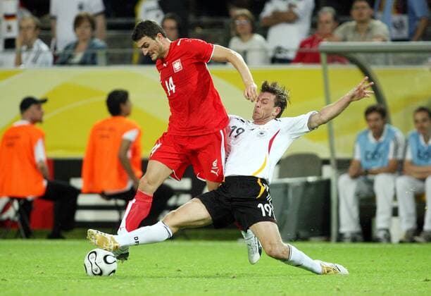 Bernd Schneider (Deutschland, re.) gegen Michal Zewlakow (Polen) Fußball WM Herren WM 2006, Länderspiel, Nationalteam, Nationaltrikot, Gruppe A, Deutschland - Polen 1:0 Gruppe Dortmund Dynamik, Kampf, Fußball WM Herren WM 2006, Länderspiel, Nationalteam, Nationaltrikot, Gruppe A, Deutschland - Polen 1:0 Gruppe Dortmund Dynamik, Kampf,