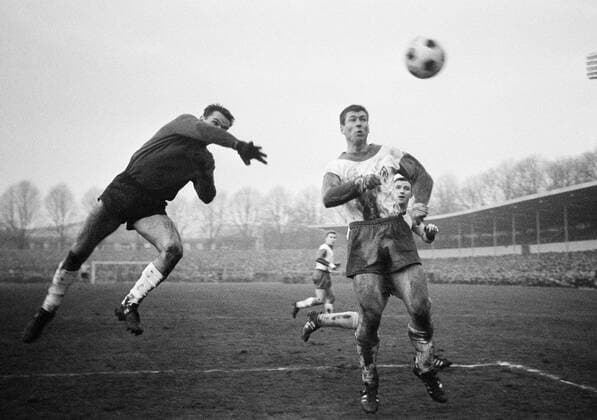 Torwart Günter Bernhard und Sepp Piontek (beide Bremen) können gemeinsam klären, Alfred Schmidt (BVB) schaut aus ungewöhnlicher Perspektive zu Fußball 1. BL Herren Saison 1965 1966, Borussia Dortmund - SV Werder Bremen 2:1, Vneg, Vsw Gruppe Dynamik, Abwehr, Fußball 1. BL Herren Saison 1965 1966, Borussia Dortmund - SV Werder Bremen 2:1, Vneg, Vsw Gruppe Dynamik, Abwehr,