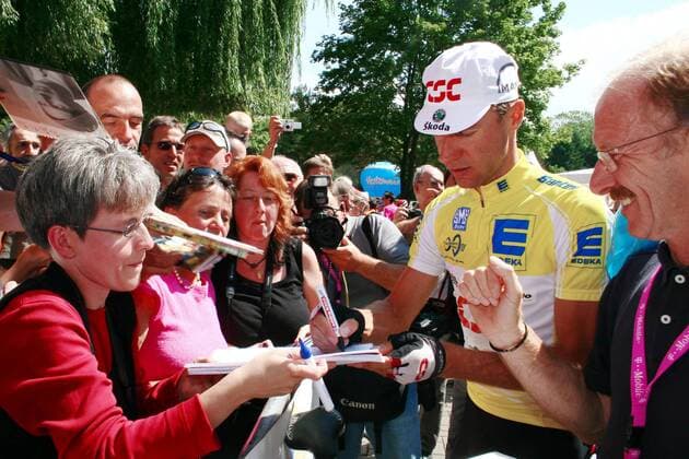 Jens Voigt (Deutschland CSC, 2.v.re.) gibt weiblichen Radsportfans vor dem Start Autogramme Radsport Herren Deutschland Tour 2006, Deutschlandtour, ProTour, Straßenradsport, Straße, Rad, Vdig Gruppe 8. Etappe: Bad Krotzingen - Karlsruhe Radsport Herren Deutschland Tour 2006, Deutschlandtour, ProTour, Straßenradsport, Straße, Rad, Vdig Gruppe 8. Etappe: Bad Krotzingen - Karlsruhe 
