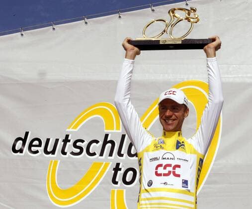 Siegerehrung Deutschland Tour 2006: Gesamtsieger Jens Voigt (Deutschland CSC) präsentiert die Siegertrophäe Radsport Herren Deutschland Tour 2006, Deutschlandtour, ProTour, Straße, Rad, Straßenradsport, Vdig Einzelbild 8. Etappe: Bad Krozingen - Karlsruhe Freude, Radsport Herren Deutschland Tour 2006, Deutschlandtour, ProTour, Straße, Rad, Straßenradsport, Vdig Einzelbild 8. Etappe: Bad Krozingen - Karlsruhe Freude,