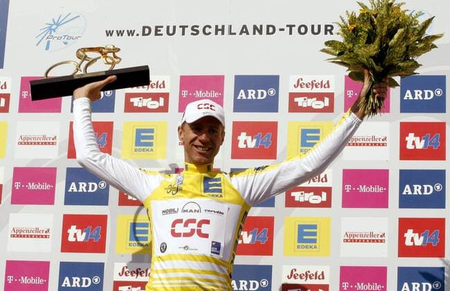 Siegerehrung Deutschland Tour 2006: Jens Voigt (Deutschland CSC), Gesamtsieger der Deutschland Tour 2006, präsentiert die Siegertrophäe vor einer Sponsorenwand Radsport Herren Deutschland Tour 2006, Deutschlandtour, ProTour, Straße, Rad, Straßenradsport, Vdig Einzelbild Wirtschaft o0 Geamtsieg 8. Etappe: Bad Krozingen - Karlsruhe Freude, Radsport Herren Deutschland Tour 2006, Deutschlandtour, ProTour, Straße, Rad, Straßenradsport, Vdig Einzelbild Wirtschaft o0 Geamtsieg 8. Etappe: Bad Krozingen - Karlsruhe Freude,