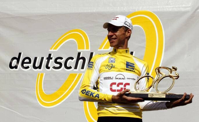 Siegerehrung Deutschland Tour 2006: Gesamtsieger Jens Voigt (Deutschland CSC) präsentiert die Siegertrophäe Radsport Herren Deutschland Tour 2006, Deutschlandtour, ProTour, Straße, Rad, Straßenradsport, Vdig Einzelbild o0 Geamtsieg 8. Etappe: Bad Krozingen - Karlsruhe Freude, Radsport Herren Deutschland Tour 2006, Deutschlandtour, ProTour, Straße, Rad, Straßenradsport, Vdig Einzelbild o0 Geamtsieg 8. Etappe: Bad Krozingen - Karlsruhe Freude,