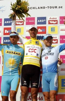 Siegerehrung Deutschland Tour 2006: Gesamtsieger Jens Voigt (Deutschland CSC) zwischen Levi Leipheimer (USA Gerolsteiner, re.) und Andrey Kashechkin (Kasachstan Astana) Radsport Herren Deutschland Tour 2006, Deutschlandtour, ProTour, Straße, Rad, Straßenradsport, Vdig Gruppe 8. Etappe: Bad Krozingen - Karlsruhe Freude, Radsport Herren Deutschland Tour 2006, Deutschlandtour, ProTour, Straße, Rad, Straßenradsport, Vdig Gruppe 8. Etappe: Bad Krozingen - Karlsruhe Freude,