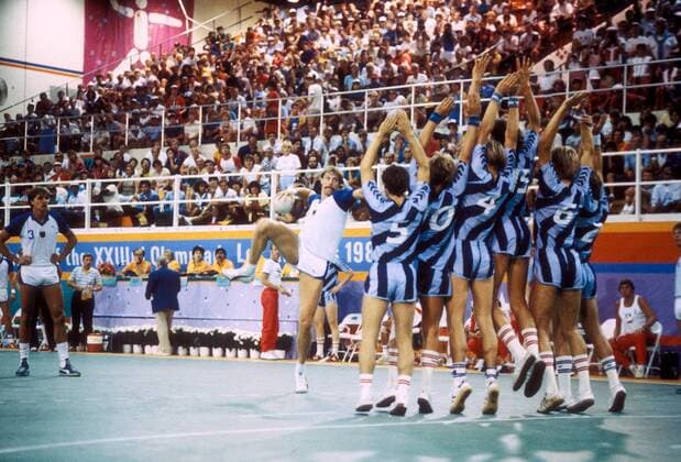 Erhard Wunderlich (BR Deutschland, li.) - direkter Freiwurf Handball OS Sommer Herren Olympische Spiele 1984, Sommerspiele, BRD - Dänemark, Länderspiel, Nationalteam, Nationaltrikot Gruppe Los Angeles, LA, L A Dynamik, Abwehr, Handball OS Sommer Herren Olympische Spiele 1984, Sommerspiele, BRD - Dänemark, Länderspiel, Nationalteam, Nationaltrikot Gruppe Los Angeles, LA, L A Dynamik, Abwehr,