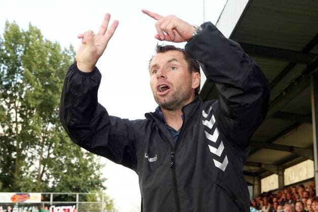Trainer Bernd Hollerbach (Lübeck) gibt Anweisungen Fußball Herren Regionalliga Nord 2006 2007, 3. Liga, VfB Lübeck Einzelbild Emden Fußball Herren Regionalliga Nord 2006 2007, 3. Liga, VfB Lübeck Einzelbild Emden