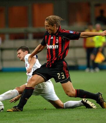 Massimo Ambrosini (Milan, re.) gegen Dejan Milovanovic (Roter Stern Belgrad) - Fußball EC 1 Herren Champions League Qualifikation 2006, AC Mailand - Roter Stern Belgrad 1:0, FK Crvena Zvezda, Vdig Gruppe Mailand Dynamik, Kampf, Fußball EC 1 Herren Champions League Qualifikation 2006, AC Mailand - Roter Stern Belgrad 1:0, FK Crvena Zvezda, Vdig Gruppe Mailand Dynamik, Kampf,