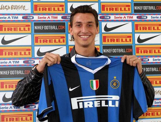 Neuzugang Zlatan Ibrahimovic (Inter) präsentiert sein neues Trikot - Fußball Herren Serie A 2006 2007, 1. Italienische Liga, FC Internazionale Mailand, Vorstellung, Präsentation, Einzelbild Mailand Freude, Fußball Herren Serie A 2006 2007, 1. Italienische Liga, FC Internazionale Mailand, Vorstellung, Präsentation, Einzelbild Mailand Freude,