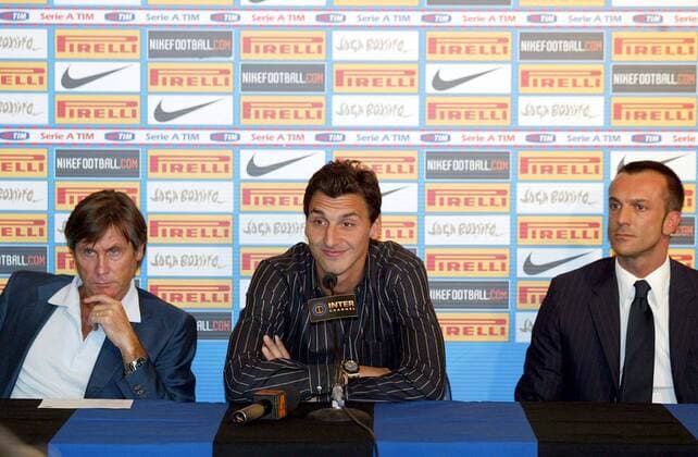 Zlatan Ibrahimovic (Mitte) wird von Sportdirektor Gabriele Oriali (li.) und dem technischen Direktor Marco Branca (alle Inter) auf einer Pressekonferenz als Neuzugang vorgestellt - Fußball Herren Serie A 2006 2007, 1. Italienische Liga, FC Internazionale Mailand, Vorstellung, Präsentation Gruppe Mailand, Fußball Herren Serie A 2006 2007, 1. Italienische Liga, FC Internazionale Mailand, Vorstellung, Präsentation Gruppe Mailand,