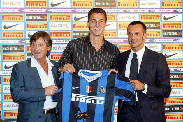 Zlatan Ibrahimovic (Mitte) wird von Sportdirektor Gabriele Oriali (li.) und dem technischen Direktor Marco Branca (alle Inter) als Neuzugang vorgestellt - Fußball Herren Serie A 2006 2007, 1. Italienische Liga, FC Internazionale Mailand, Vorstellung, Präsentation Gruppe Mailand, Freude, Fußball Herren Serie A 2006 2007, 1. Italienische Liga, FC Internazionale Mailand, Vorstellung, Präsentation Gruppe Mailand, Freude,