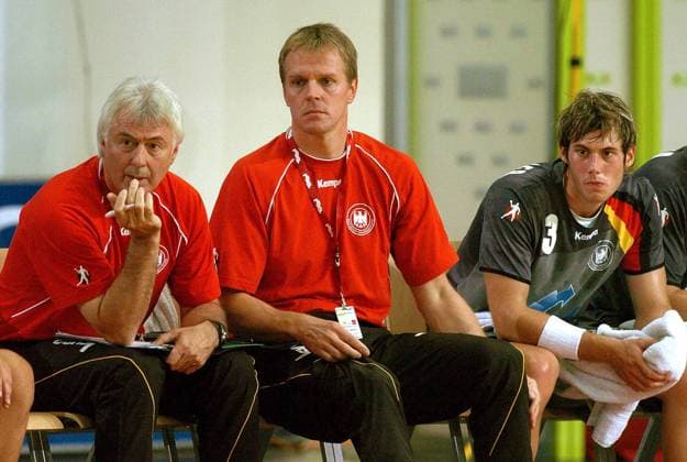 Die deutsche Bank, v.li.: Co Trainer Wolfgang Sommerfeld, Bundestrainer Martin Heuberger und Uwe Gensheimer (alle Deutschland) Handball EM Herren Junioren EM 2006, Länderspiel, Nationalteam, Nationaltrikot Gruppe Innsbruck Handball EM Herren Junioren EM 2006, Länderspiel, Nationalteam, Nationaltrikot Gruppe Innsbruck