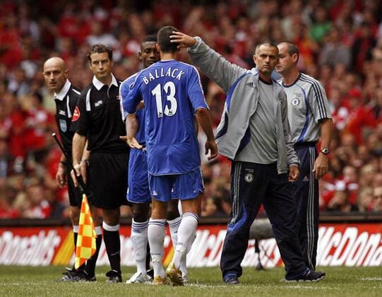 Trainer Jose Mourinho gibt seinem Schützling Michael Ballack (beide Chelsea) nach dessen verletzungsbedingter Auswechslung einen Klaps auf den Hinterkopf - EDITORIAL USE ONLY. No use with unauthorised audio, video, data, fixture lists, club league logos or live services. Online in-match use limited to 120 images, no video emulation. No use in betting, games or single club league player publications. Fußball Herren Community Shield 2006, Charity, englischer Supercup, English Premier League Gruppe Cardiff Fußball Herren Community Shield 2006, Charity, englischer Supercup, English Premier League Gruppe Cardiff