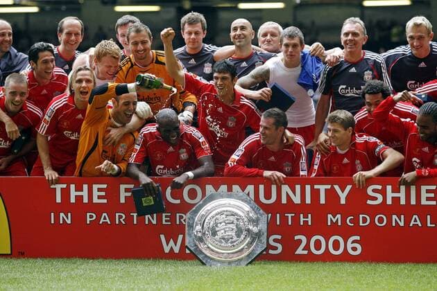 Der FC Liverpool ist Community Shield Sieger 2006 - EDITORIAL USE ONLY. No use with unauthorised audio, video, data, fixture lists, club league logos or live services. Online in-match use limited to 120 images, no video emulation. No use in betting, games or single club league player publications. Fußball Herren Community Shield 2006 (2007), Charity, englischer Supercup, English Premier League Totale Cardiff Freude, Begeisterung, Fußball Herren Community Shield 2006 (2007), Charity, englischer Supercup, English Premier League Totale Cardiff Freude, Begeisterung,