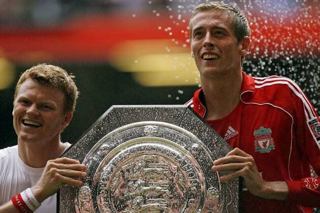 Peter Crouch (re.) und John Arne Riise (beide Liverpool) präsentieren die Community Shield Trophäe - EDITORIAL USE ONLY. No use with unauthorised audio, video, data, fixture lists, club league logos or live services. Online in-match use limited to 120 images, no video emulation. No use in betting, games or single club league player publications. Fußball Herren Community Shield 2006 (2007), Charity, englischer Supercup, English Premier League Gruppe Cardiff Freude, Fußball Herren Community Shield 2006 (2007), Charity, englischer Supercup, English Premier League Gruppe Cardiff Freude,