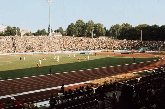Fußball, Stadiongeschichte FC Augsburg Das Augsburger Rosenau Stadion ausverkauft während einer Regionalligapartie Fußball Herren Regionalliga Süd 1973 1974, FC Augsburg, Vneg Totale Rosenaustadion Augsburg Fußball Herren Regionalliga Süd 1973 1974, FC Augsburg, Vneg Totale Rosenaustadion Augsburg