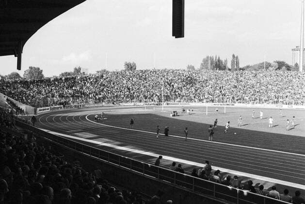 Fußball, Stadiongeschichte FC Augsburg Das Augsburger Rosenau Stadion ausverkauft während einer Regionalligapartie Fußball Herren Regionalliga Süd 1973 1974, FC Augsburg, Vneg, Vsw Totale Rosenaustadion Augsburg Fußball Herren Regionalliga Süd 1973 1974, FC Augsburg, Vneg, Vsw Totale Rosenaustadion Augsburg