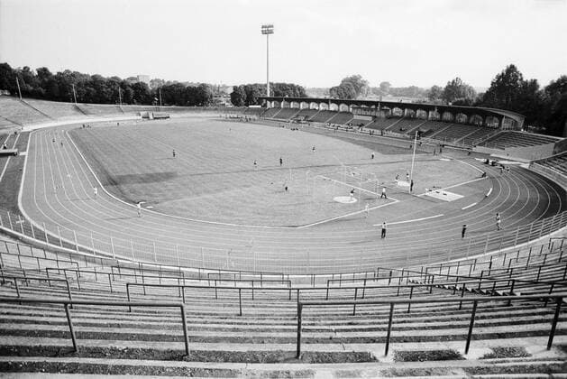 Fußball, Stadiongeschichte FC Augsburg In der Sommerpause wird das Rosenau Stadion, Heimstätte des FC Augsburg, auch von Leichtathleten genutzt Fußball Herren Saison 1971 1972, FC Augsburg, Vneg, Vsw Totale Rosenaustadion Augsburg Fußball Herren Saison 1971 1972, FC Augsburg, Vneg, Vsw Totale Rosenaustadion Augsburg