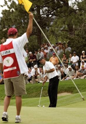 Tom Lehman (USA) - Put, während sein Caddie Andy Martinez die Lochfahne für ihn hält -  (CARX2006081325) Golf Herren The International 2006, PGA Tour Gruppe Castle Rock Colorado Golf Herren The International 2006, PGA Tour Gruppe Castle Rock Colorado