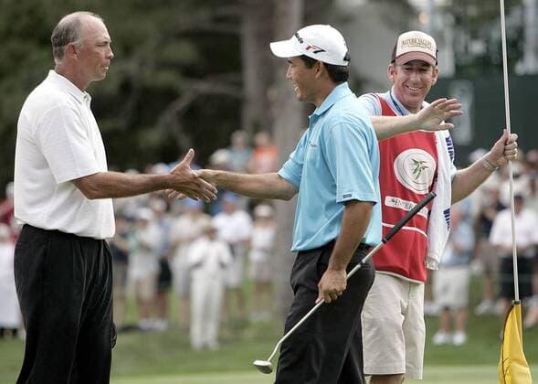 Tom Lehman (li.) gratuliert Dean Wilson (Mitte, beide USA) zum Sieg beim International 2006, re. Wilsons Caddie -  (CARX2006081314) Golf Herren The International 2006, PGA Tour Gruppe Castle Rock Colorado Freude, Golf Herren The International 2006, PGA Tour Gruppe Castle Rock Colorado Freude,
