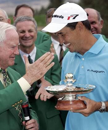 Jack Vickers (li.), Gründer des International und Eigentümer des Castle Pines Golf Club, gratuliert dem Sieger des Jahres 2006 Dean Wilson (beide USA) -  (CARX2006081315) Golf Herren The International 2006, PGA Tour Gruppe Castle Rock Colorado Freude, Golf Herren The International 2006, PGA Tour Gruppe Castle Rock Colorado Freude,