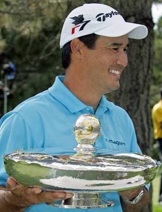 Dean Wilson (USA) gewinnt das International 2006 und präsentiert seine Trophäe -  (CARX2006081319) Golf Herren The International 2006, PGA Tour Porträt Castle Rock Colorado Freude, Golf Herren The International 2006, PGA Tour Porträt Castle Rock Colorado Freude,