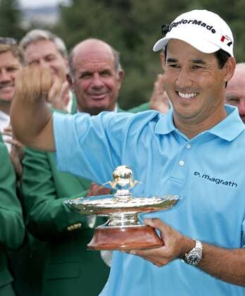 Dean Wilson (USA) gewinnt das International 2006 und jubelt mit seiner Trophäe -  (CARX2006081320) Golf Herren The International 2006, PGA Tour Einzelbild Castle Rock Colorado Freude, Golf Herren The International 2006, PGA Tour Einzelbild Castle Rock Colorado Freude,