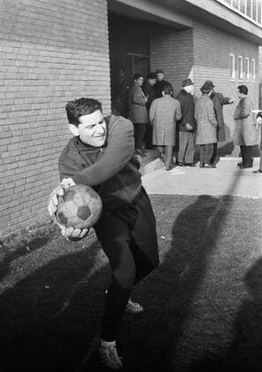 Petar Radenkovic (1860) - Erwärmung vor einer Hauswand Fußball 1. BL Herren Saison 1965 1966, TSV 1860 München, Vneg, Vsw Einzelbild Mönchengladbach Fußball 1. BL Herren Saison 1965 1966, TSV 1860 München, Vneg, Vsw Einzelbild Mönchengladbach