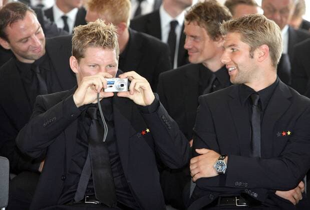 Bastian Schweinsteiger (li.) fotografiert mit seiner Lumix Digitalkamera, Thomas Hitzlsperger (beide Deutschland) gut gelaunt daneben Fußball Herren WM 2006, Verleihung Silbernes Lorbeerblatt, Lorbeer, Silber, Nationalteam, Empfang, Vdig Gruppe o0 Verbandsanzug Berlin Fußball Herren WM 2006, Verleihung Silbernes Lorbeerblatt, Lorbeer, Silber, Nationalteam, Empfang, Vdig Gruppe o0 Verbandsanzug Berlin