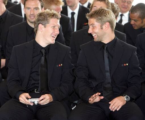 Bastian Schweinsteiger (vorn li.) scherzt mit Thomas Hitzlsperger (re.), Jens Nowotny (hi.li., alle Deutschland) nur im zweiten Glied Fußball Herren WM 2006, Verleihung Silbernes Lorbeerblatt, Lorbeer, Silber, Nationalteam, Empfang, Vdig Gruppe o0 Verbandsanzug Berlin Fußball Herren WM 2006, Verleihung Silbernes Lorbeerblatt, Lorbeer, Silber, Nationalteam, Empfang, Vdig Gruppe o0 Verbandsanzug Berlin