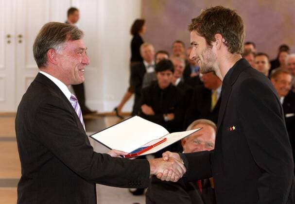 Bundespräsident Horst Köhler (li.) überreicht Arne Friedrich (beide Deutschland) das Silberne Lorbeerblatt samt Urkunde Fußball Herren WM 2006, Verleihung Silbernes Lorbeerblatt, Lorbeer, Silber, Nationalteam, Empfang, Vdig Gruppe o0 Verbandsanzug Berlin Fußball Herren WM 2006, Verleihung Silbernes Lorbeerblatt, Lorbeer, Silber, Nationalteam, Empfang, Vdig Gruppe o0 Verbandsanzug Berlin