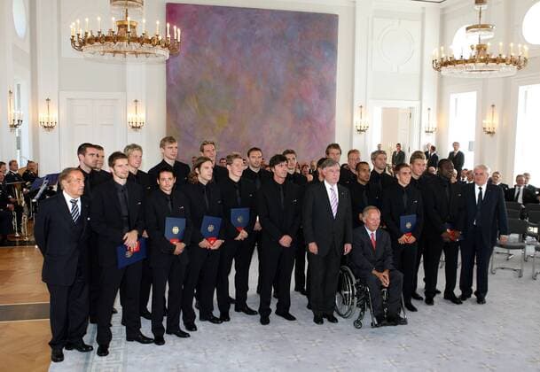 Verleihung Silbernes Lorbeerblatt 2006 hi.v.li.: Metzelder, Teammanager Bierhoff, Jansen, Mertesacker, Borowski, Nowotny, Klose, Torwart Lehmann, Hanke, Hitzlsperger: vorn: DFB Präsident Mayer Vorfelder, Friedrich, Neuville, Frings, Schweinsteiger, ... Fußball Herren WM 2006, Verleihung Silbernes Lorbeerblatt, Lorbeer, Silber, Nationalteam, Empfang, Vdig Totale Preisverleihung Auszeichnung Spielerauszeichnung Berlin, Ehrung, Spielerehrung, Outfit, Kleidung Fußball Herren WM 2006, Verleihung Silbernes Lorbeerblatt, Lorbeer, Silber, Nationalteam, Empfang, Vdig Totale Preisverleihung Auszeichnung Spielerauszeichnung Berlin, Ehrung, Spielerehrung, Outfit, Kleidung