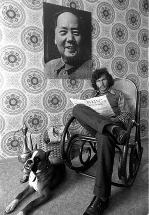 Paul Breitner (FC Bayern München BR Deutschland) zu Haus im Schaukelstuhl unter einem Poster des Revolutionsführers Mao Zedong (China) und mit der Peking Rundschau in der Hand, sein Boxer treu zu seinen Füßen Fußball 1. BL Herren Saison 1973 1974, FC Bayern München, Vneg, Vsw Einzelbild München Fußball 1. BL Herren Saison 1973 1974, FC Bayern München, Vneg, Vsw Einzelbild München