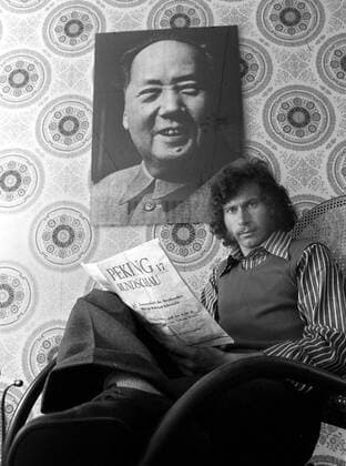 Paul Breitner (FC Bayern München BR Deutschland) zu Haus im Schaukelstuhl unter einem Poster des Revolutionsführers Mao Zedong (China) und mit der Peking Rundschau in der Hand Fußball 1. BL Herren Saison 1973 1974, FC Bayern München, Vneg, Vsw Einzelbild München Fußball 1. BL Herren Saison 1973 1974, FC Bayern München, Vneg, Vsw Einzelbild München