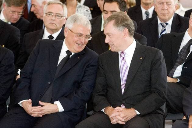DFB Präsident Dr. Theo Zwanziger (li.) und Bundespräsident Dr. Horst Köhler (beide Deutschland) im Gespräch anläßlich der Verleihung des Silbernen Lorbeerblattes Fußball Herren WM 2006, Verleihung Silbernes Lorbeerblatt, Lorbeer, Silber, Nationalteam, Empfang, Sportlerehrung Gruppe Berlin Fußball Herren WM 2006, Verleihung Silbernes Lorbeerblatt, Lorbeer, Silber, Nationalteam, Empfang, Sportlerehrung Gruppe Berlin