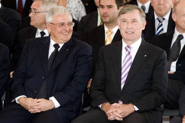 DFB Präsident Dr. Theo Zwanziger (li.) und Bundespräsident Dr. Horst Köhler (beide Deutschland) im Gespräch anläßlich der Verleihung des Silbernen Lorbeerblattes Fußball Herren WM 2006, Verleihung Silbernes Lorbeerblatt, Lorbeer, Silber, Nationalteam, Empfang, Sportlerehrung Gruppe Berlin Fußball Herren WM 2006, Verleihung Silbernes Lorbeerblatt, Lorbeer, Silber, Nationalteam, Empfang, Sportlerehrung Gruppe Berlin