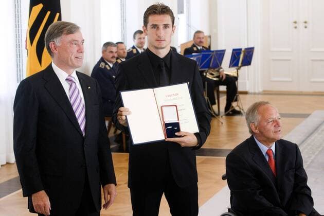 Miroslav Klose (Mitte) präsentiert im Beisein von Bundespräsident Dr. Horst Köhler (li.) und Bundesinnenminister Dr. Wolfgang Schäuble (CDU alle Deutschland) das Silberne Lorbeerblatt samt Urkunde Fußball Herren WM 2006, Verleihung Silbernes Lorbeerblatt, Lorbeer, Silber, Nationalteam, Empfang, Sportlerehrung Gruppe Regierung Berlin Fußball Herren WM 2006, Verleihung Silbernes Lorbeerblatt, Lorbeer, Silber, Nationalteam, Empfang, Sportlerehrung Gruppe Regierung Berlin