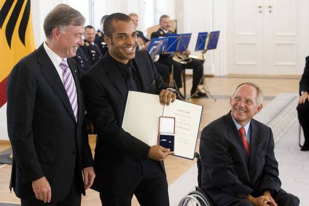 David Odonkor (Mitte) präsentiert im Beisein von Bundespräsident Dr. Horst Köhler (li.) und Bundesinnenminister Dr. Wolfgang Schäuble (CDU alle Deutschland) das Silberne Lorbeerblatt samt Urkunde Fußball Herren WM 2006, Verleihung Silbernes Lorbeerblatt, Lorbeer, Silber, Nationalteam, Empfang, Sportlerehrung Gruppe Regierung, lachen, lächeln Berlin Freude, Fußball Herren WM 2006, Verleihung Silbernes Lorbeerblatt, Lorbeer, Silber, Nationalteam, Empfang, Sportlerehrung Gruppe Regierung, lachen, lächeln Berlin Freude,