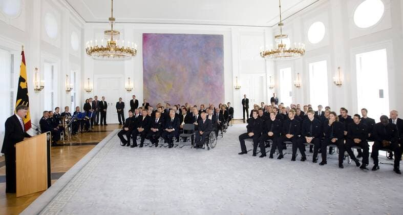 Bundespräsident Dr. Horst Köhler (Deutschland, li.) hält anläßlich der Verleihung des Silbernen Lorbeerblattes im Großen Saal des Schlosses Bellevue in Berlin eine Rede Fußball Herren WM 2006, Verleihung Silbernes Lorbeerblatt, Lorbeer, Silber, Nationalteam, Empfang, Sportlerehrung Totale Präsident, Staatsoberhaupt Berlin Fußball Herren WM 2006, Verleihung Silbernes Lorbeerblatt, Lorbeer, Silber, Nationalteam, Empfang, Sportlerehrung Totale Präsident, Staatsoberhaupt Berlin