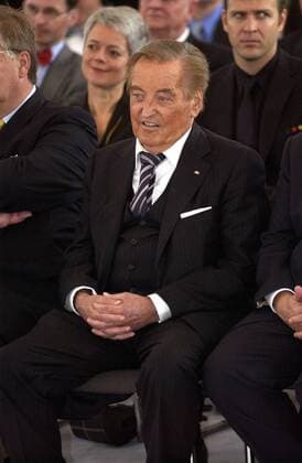DFB Präsident Gerhard Mayer Vorfelder (Deutschland) während der Verleihung des Silbernen Lorbeerblattes 2006 an die deutsche Fußballnationalmannschaft Fußball WM Herren WM 2006, Verleihung Silbernes Lorbeerblatt, Lorbeer, Silber, Nationalteam, Empfang, Vdig, hoch, MV Einzelbild Berlin Fußball WM Herren WM 2006, Verleihung Silbernes Lorbeerblatt, Lorbeer, Silber, Nationalteam, Empfang, Vdig, hoch, MV Einzelbild Berlin
