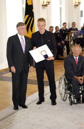 Mike Hanke (Mitte) erhält von Bundespräsident Horst Köhler (li.) und Bundesinnenminister Wolfgang Schäuble (beide CDU alle Deutschland) das Silberne Lorbeerblatt Fußball WM Herren WM 2006, Verleihung Silbernes Lorbeerblatt, Lorbeer, Silber, Nationalteam, Empfang, Vdig, hoch Gruppe Rollstuhl, Rollstuhlfahrer Berlin Fußball WM Herren WM 2006, Verleihung Silbernes Lorbeerblatt, Lorbeer, Silber, Nationalteam, Empfang, Vdig, hoch Gruppe Rollstuhl, Rollstuhlfahrer Berlin