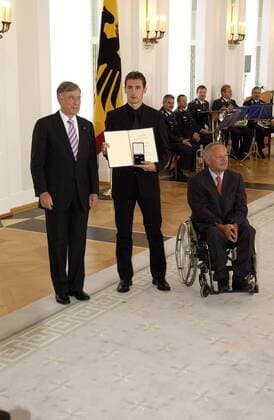 Miroslav Klose (Mitte) erhält von Bundespräsident Horst Köhler (li.) und Bundesinnenminister Wolfgang Schäuble (beide CDU alle Deutschland) das Silberne Lorbeerblatt Fußball WM Herren WM 2006, Verleihung Silbernes Lorbeerblatt, Lorbeer, Silber, Nationalteam, Empfang, Vdig, hoch Gruppe Rollstuhl, Rollstuhlfahrer Berlin Fußball WM Herren WM 2006, Verleihung Silbernes Lorbeerblatt, Lorbeer, Silber, Nationalteam, Empfang, Vdig, hoch Gruppe Rollstuhl, Rollstuhlfahrer Berlin