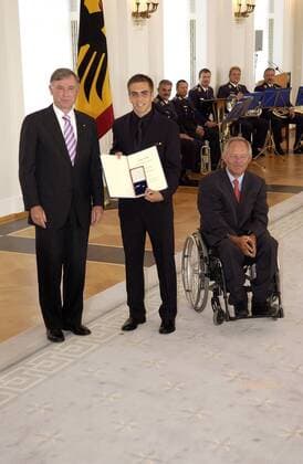 Philipp Lahm (Mitte) erhält von Bundespräsident Horst Köhler (li.) und Bundesinnenminister Wolfgang Schäuble (beide CDU alle Deutschland) das Silberne Lorbeerblatt Fußball WM Herren WM 2006, Verleihung Silbernes Lorbeerblatt, Lorbeer, Silber, Nationalteam, Empfang, Vdig, hoch Gruppe Rollstuhl, Rollstuhlfahrer Berlin Fußball WM Herren WM 2006, Verleihung Silbernes Lorbeerblatt, Lorbeer, Silber, Nationalteam, Empfang, Vdig, hoch Gruppe Rollstuhl, Rollstuhlfahrer Berlin