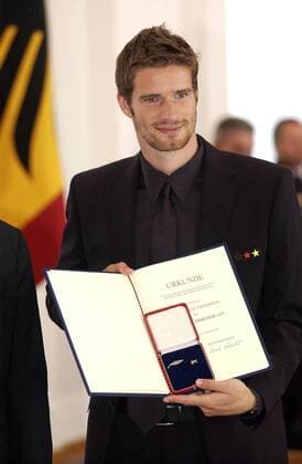 Arne Friedrich (Deutschland) präsentiert stolz das Silberne Lorbeerblatt Fußball WM Herren WM 2006, Verleihung Silbernes Lorbeerblatt, Lorbeer, Silber, Nationalteam, Empfang, Vdig, hoch Einzelbild Berlin Freude, Fußball WM Herren WM 2006, Verleihung Silbernes Lorbeerblatt, Lorbeer, Silber, Nationalteam, Empfang, Vdig, hoch Einzelbild Berlin Freude,
