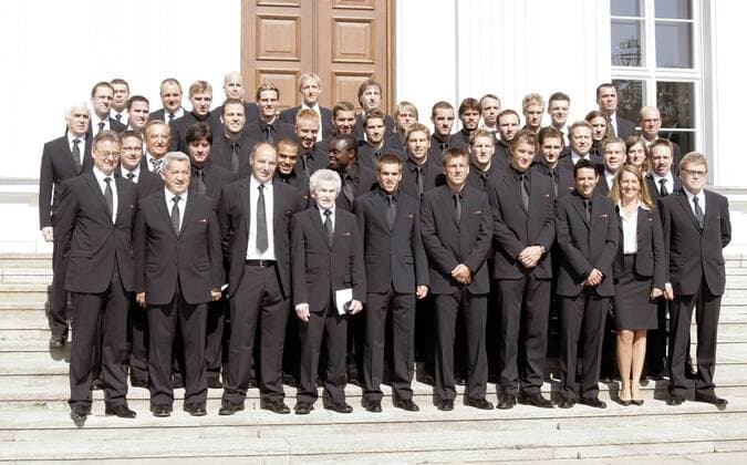 WM Delegation 2006 (ohne Spieler), 1.R.: Wolfgang Wirthmann, Saverio Pugliese, Wolfgang Hochfellner, Adolf Katzenmaier, Heike Dahl, Urs Siegenthaler; 2.R.: Georg Behlau, Gerhard Mayer Vorfelder, Klaus Eder, Christian Müller, Anne Schmidt, Thomas Mai Fußball Herren Silbernes Lorbeerblatt, Arzt, Psychologe, Physiotherapeut, Büroleiter, Reisekaufmann, Reiseleiter Totale Vdig, quer, DFB, Betreuer, Betreuerstab Berlin, Lorbeer, Funktionär, Euro Llyod, BKA Fußball Herren Silbernes Lorbeerblatt, Arzt, Psychologe, Physiotherapeut, Büroleiter, Reisekaufmann, Reiseleiter Totale Vdig, quer, DFB, Betreuer, Betreuerstab Berlin, Lorbeer, Funktionär, Euro Llyod, BKA