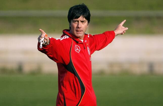 Bundestrainer Joachim Löw (Deutschland) gibt Anweisungen Fußball Herren Nationalteam 2006, Training Einzelbild Berlin Fußball Herren Nationalteam 2006, Training Einzelbild Berlin