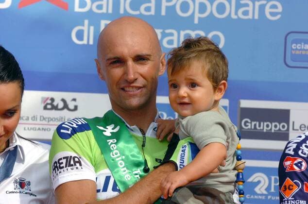 Stefano Garzelli (Italien Liquigas Bianchi) gewinnt das Tre Valli Varese Rennen 2006, worauf auch sein Sohn mächtig stolz ist -  Radsport Herren Tre Valli Varese 2006, Straßenradsport, Straße, Rad, Gruppe Varesine Radsport Herren Tre Valli Varese 2006, Straßenradsport, Straße, Rad, Gruppe Varesine