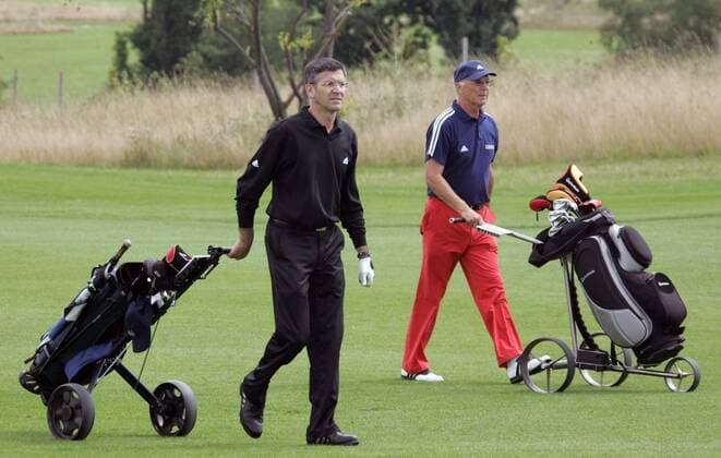 Adidas Vorstandsvorsitzender Herbert Hainer (li.) und Aufsichtsratsvorsitzender Franz Beckenbauer (Bayern beide Deutschland) müssen ohne die Hilfe eines Caddys auskommen Fußball 1. BL Herren Prominentengolf 2006, Golf, Freizeit, Freizeitsport, Hobby, Hobbygolfer, FC Bayern München Gruppe Herzogenaurach Skepsis, Fußball 1. BL Herren Prominentengolf 2006, Golf, Freizeit, Freizeitsport, Hobby, Hobbygolfer, FC Bayern München Gruppe Herzogenaurach Skepsis,