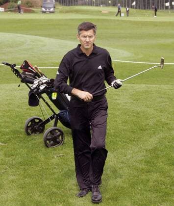 Adidas Vorstandsvorsitzender Herbert Hainer (Deutschland) schreitet entschlossen zur Tat Herren Prominentengolf 2006, Golf, Freizeit, Freizeitsport, Hobby, Hobbygolfer Einzelbild Herzogenaurach Herren Prominentengolf 2006, Golf, Freizeit, Freizeitsport, Hobby, Hobbygolfer Einzelbild Herzogenaurach